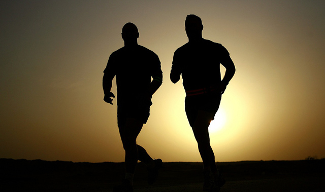 immagine di due uomini che corrono insieme