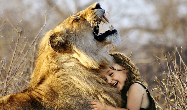 immagine leone e bimba abbracciati